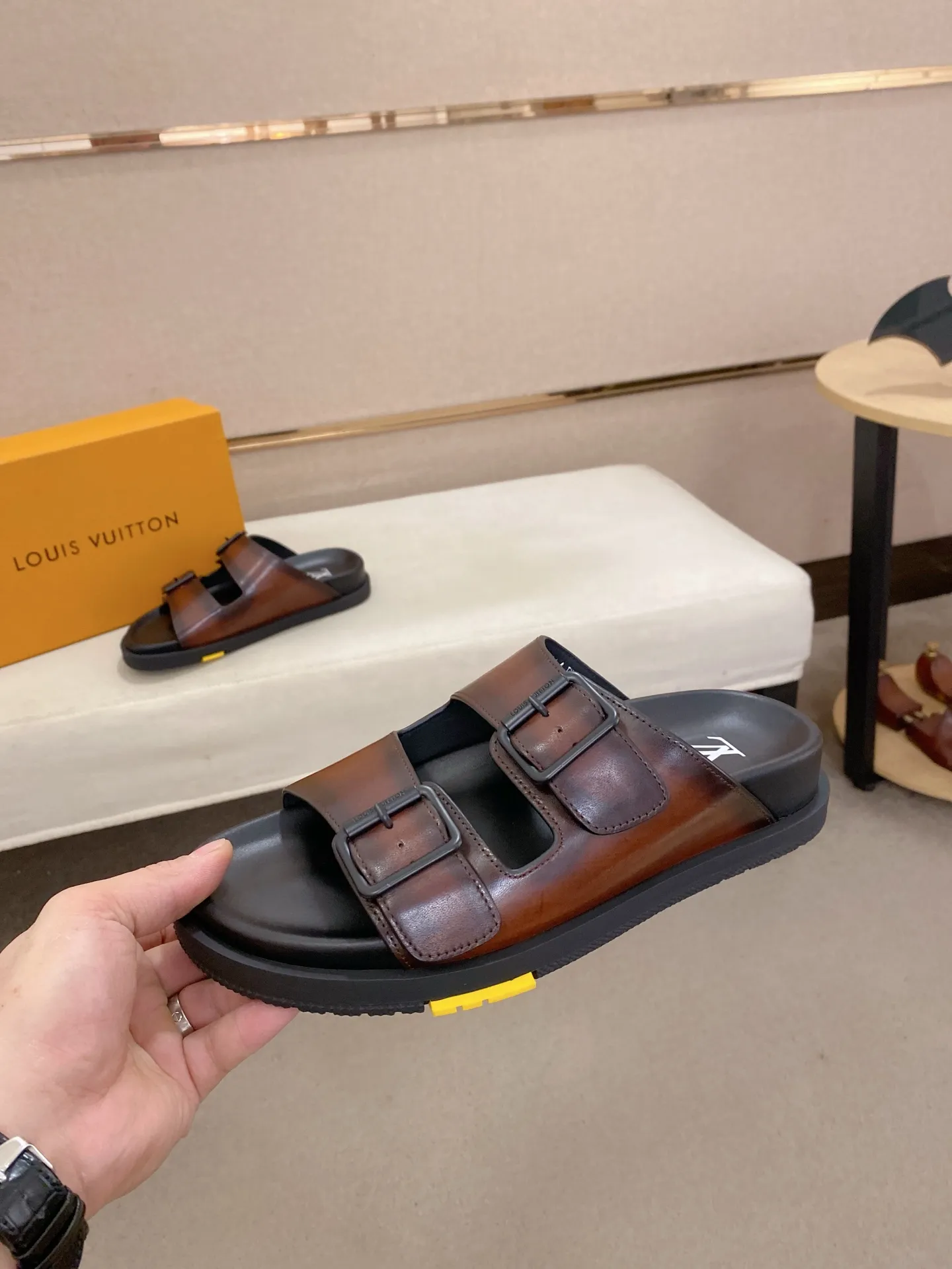 Factory price: 420💰Made by LV🔍Top purchasing agent. Men's spring and summer slippers are available at the same counter. The uppers are made of cowhide imported from Italy. High-quality craftsmanship, soles: original soles specially provided by the original factory, exclusive movable molded soles are super comfortable, original factory follow-up goods, 🔍🔍high quality, can be entered and exited the counter at will, welcome to compare, code number 38-44. Can be customized45